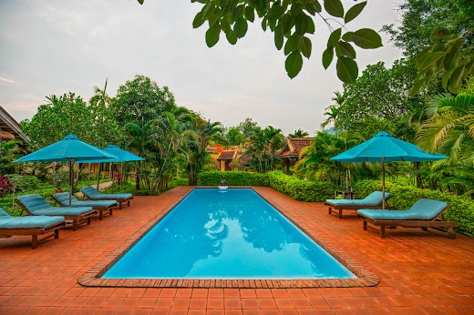 Emeralda Resort Ninh Bình – Hồ bơi giữa các khu nhà