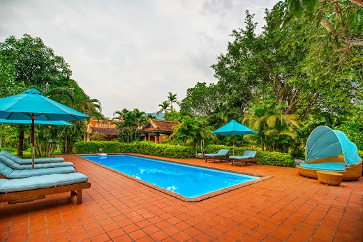 Emeralda Resort Ninh Bình – Hồ bơi giữa các khu nhà