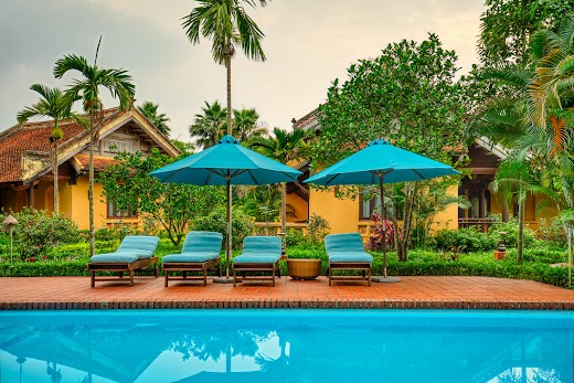 Emeralda Resort Ninh Bình – Hồ bơi giữa các khu nhà