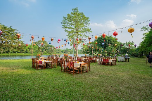 Emeralda Resort Ninh Bình – Sân cỏ – tiệc ngoài trời