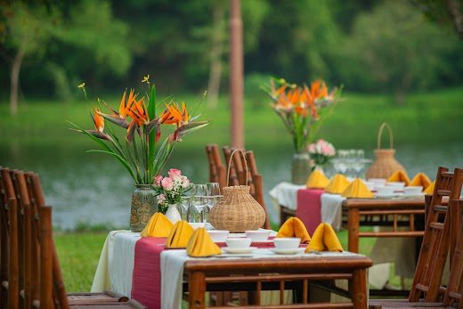 Emeralda Resort Ninh Bình – Sân cỏ – tiệc ngoài trời