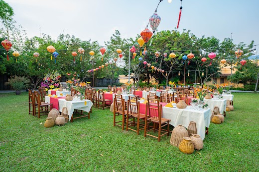 Emeralda Resort Ninh Bình – Sân cỏ – tiệc ngoài trời