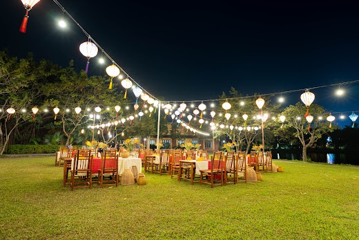 Emeralda Resort Ninh Bình – Sân cỏ – tiệc ngoài trời