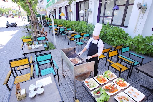 Emm Hotel Huế – Quán nướng đường phố