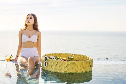 Maximilan Danang Beach – FLOATING TRAY