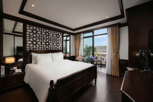 May De Ville Crown Hotel & Spa – Tổng quan