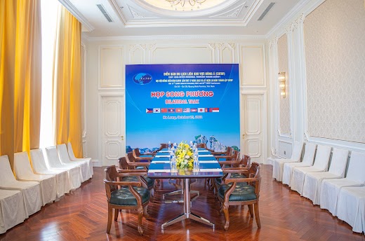 Royal Ha Long – ROYAL/BAY LOUNGE